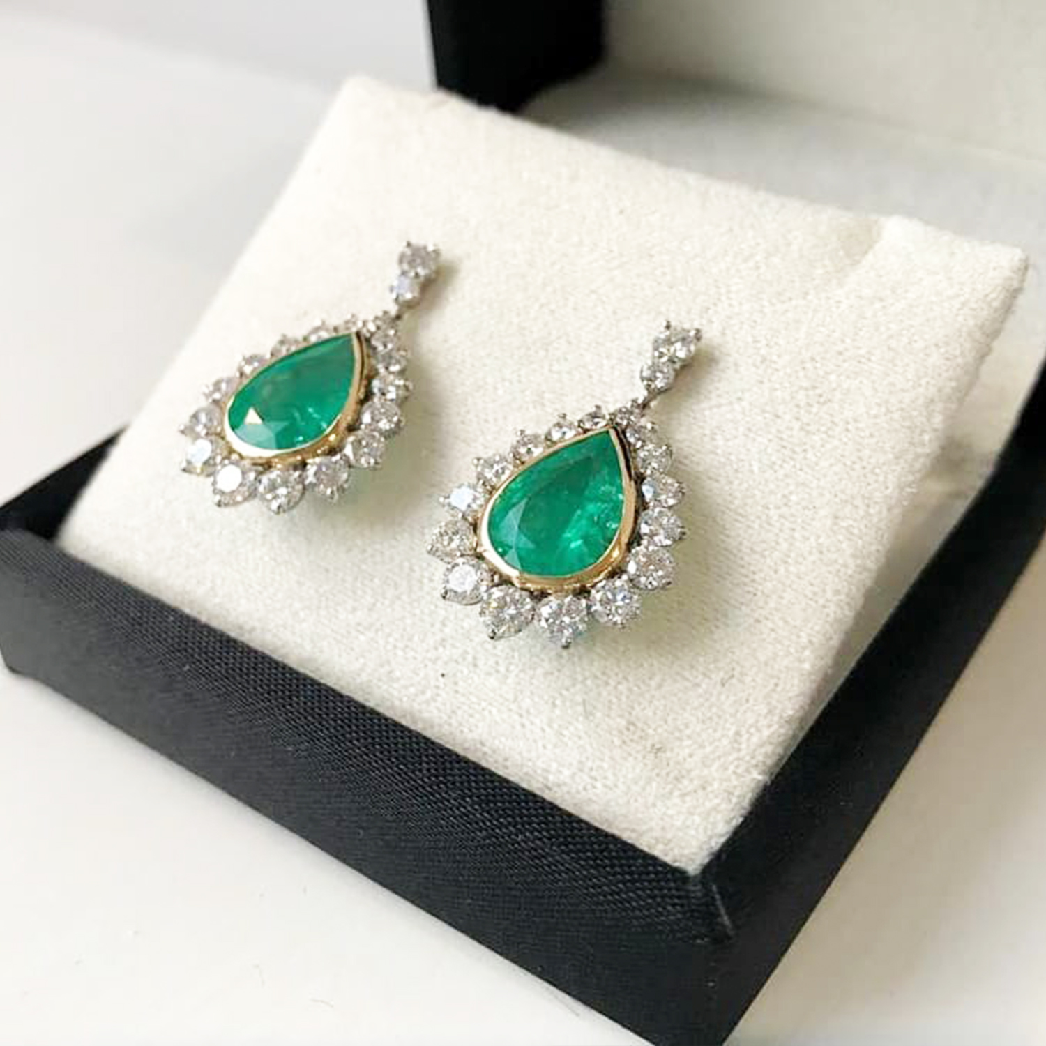 Pear-emerald-drops-and-diamond