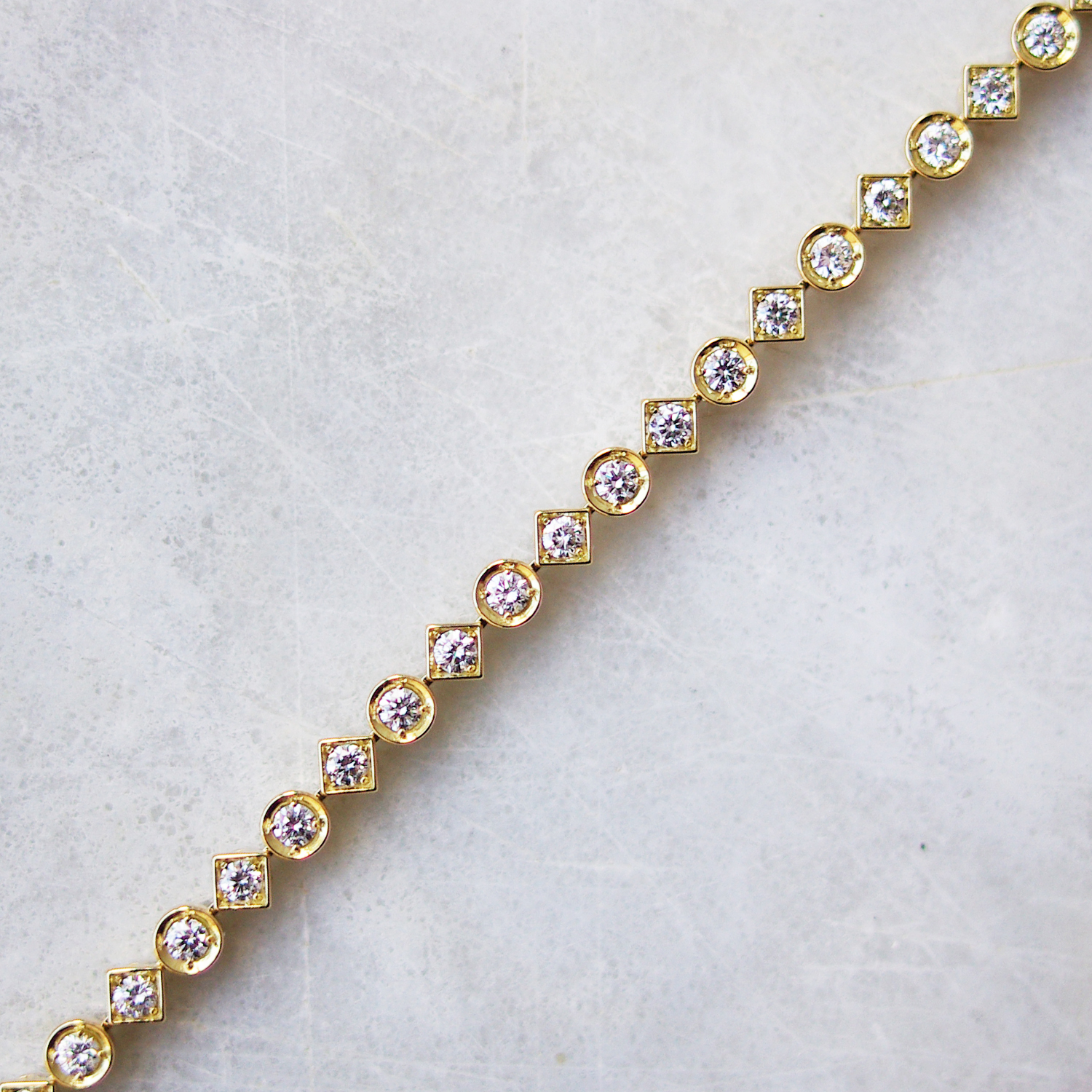 Alternating Diamond Shapes Bracelet Yellow Gold