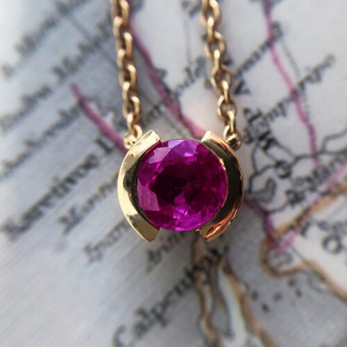 Hot Pink Round Sapphire in Semi Rub Over Pendant Yellow Gold